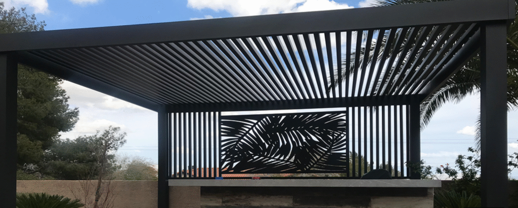 High-End Privacy by Custom Houston Pergola Builders A modern black aluminum pergola featuring integrated matching privacy wall slats and a decorative aluminum soleil accent panel, custom crafted by premium Houston pergola builders.